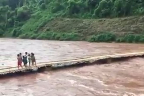 Lũ cuốn phăng cầu treo, thầy trò kinh hãi đứng nhìn