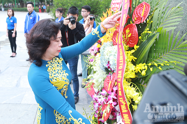 Hà Nội: Dâng hoa kỷ niệm 147 năm Ngày sinh V.I.Lenin