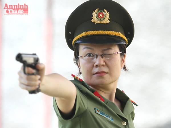 Nữ VĐV cận thị đạt 96/100 điểm tại giải bắn súng quân dụng