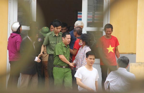 Người dân Đồng Tâm bàn giao 19 cán bộ, chiến sỹ