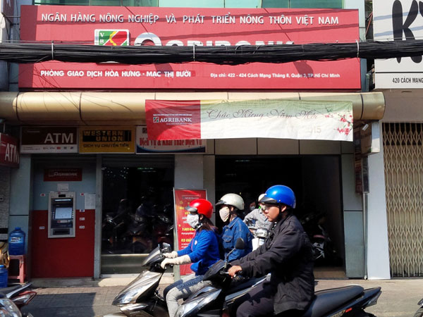 Tiền ở ngân hàng lại 'bốc hơi' hàng loạt