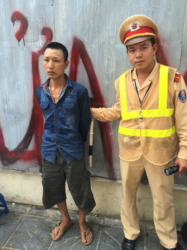 Mang theo ma túy, bỏ xe tháo chạy khi gặp CSGT - ảnh 1