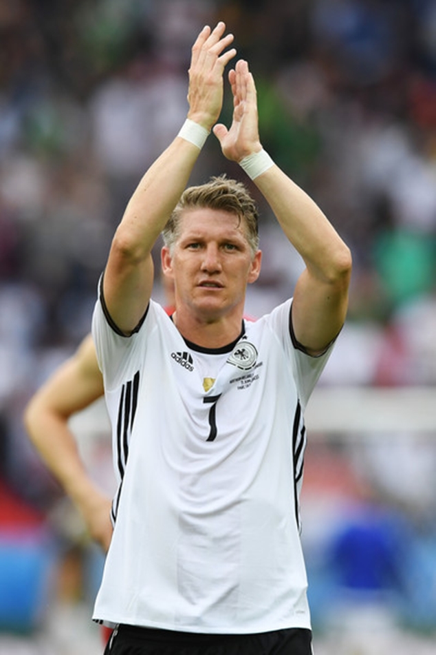 Schweinsteiger xác lập kỷ lục mới của "Xe tăng Đức" Schweinsteiger xác lập kỷ lục mới của "Xe tăng Đức"