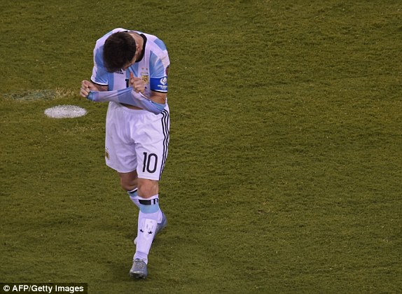 Fan hâm mộ vớ bẫm nhờ… nỗi đau của Messi Fan hâm mộ vớ bẫm nhờ… nỗi đau của Messi