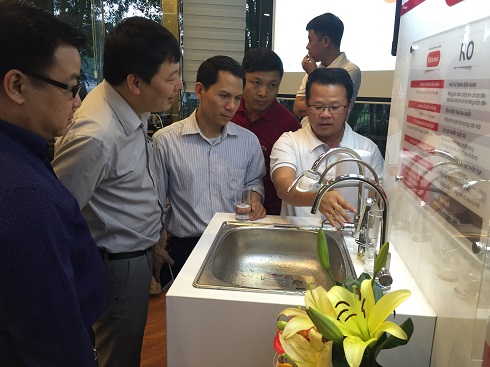 Khách hàng hào hứng với loại máy lọc nước mới với nhiều ưu điểm (Khách hàng hào hứng với loại máy lọc nước mới với nhiều ưu điểm)