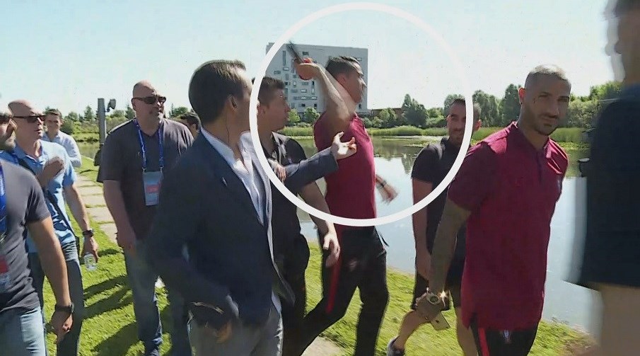 Hé lộ nguyên nhân Ronaldo ném micro xuống hồ Hé lộ nguyên nhân Ronaldo ném micro xuống hồ