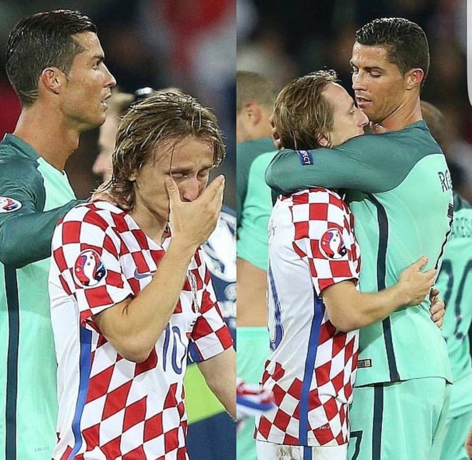 Khóc nức nở, Modric được Ronaldo ôm chặt vỗ về Khóc nức nở, Modric được Ronaldo ôm chặt vỗ về